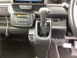 インパネシフトです。パーキングブレーキはフットブレーキタイプです。