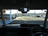 大きなフロントガラスで運転中の視界良好☆