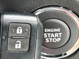 【キーレススタートシステム】カバンやポケットに入れたままでもドアの施錠・解錠が可能なスマートキーを装備。エンジンのオン・オフ時もカギを取り出す必要が無いからとっても便利です♪