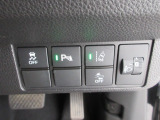 パーキングセンサーや横滑りを防ぐVSA等のスイッチ類は運転席の右側、手の届きやすい位置にあります。