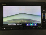 【バックカメラ】運転が苦手な方も車庫入れラクラクです!ギアをリバースに入れれば自動的に切り換わりますので、面倒な操作は不要です♪狭い駐車場もお車を傷つけず安心ですね!