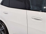 【デザインとの融合】BMWデザイナーが創り出したボディデザインを損なう事のない様に配置とデザインに拘っています。ドアノブについてもBMWの拘りに妥協はありません。