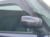 対向車から見やすいウィンカー付きドアミラー。