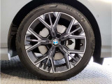 【BMWアロイホイル】軽量かつ強度に拘ったアロイホイル。走行性能ポテンシャルを引き出す設計。車の足元を引き締めてくれる大きなポイントはアロイホイルです。