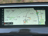 【純正ナビゲーション】BMWのナビゲーションは操作性も良く、詳細な地図情報と交通状況を見やすく表示し、快適なドライビングをサポートしながら目的地までナビゲートします。