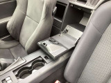 すぐに手が届く位置にあるため、メガネケースやスマートフォン、ハンドタオルなど、よく使うものを置くのに便利です。