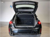 ☆BMWは大きな荷物を積む際、トランクから後席を倒していただくことが可能です。なのでわざわざ後席のドアを開けて後席を倒しに行く必要は御座いません☆