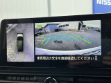 上空から見下ろしているかのような映像をディスプレイに映し出し、スムースな駐車をサポートします。画面は「トップビュー」のほか「サイドブラインドビュー」への切り換えが可能。ますます安心です