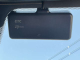 ETCももちろん搭載。いちいち料金所で停車する必要なんて当然ないです。スムーズにストレスなくドライブをお楽しみください。(※支払総額にセットアップ費用は含まれておりません。)