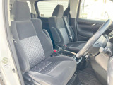 運転席まわりには十分なスペースがあり、大柄な方でもゆったり運転していただける環境です。