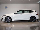 【拘りのFR】BMWが多く採用するFR車。ダイレクトでスポーティな加速感・シャープなハンドリングを実現。縦置きエンジンレイアウトにより、フラットで上質な乗り味です。