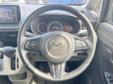 インテリアに合わせたデザインのステアリングは、運転される方のことも考え、運転しやすい形状、大きさです。是非一度、実際に触ってお確かめください。