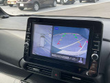 空から見下ろしているような視点で周囲を確認できるアラウンドビューモニター。駐車時にとても便利です。