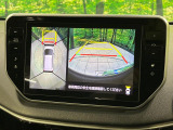 【マルチテレインモニター】車のフロントやサイドのカメラ画像を同時にモニター表示することで、悪路や狭い道を走行時でも周囲の状況確認ができ安心!本格SUVにうれしい装備です♪