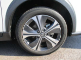 純正のアルミホイールが装着されてます。ボディデザインとマッチしておりカッコイイですね。