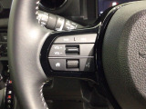 ステアリングにオーディオ操作スイッチが付いています。オーディオ画面に直接タッチしなくても操作が出来ますので、運転に集中できます。