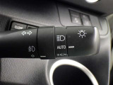 【オートライト】車外の明るさに応じて、自動的にライトの点灯・消灯をしてくれます。