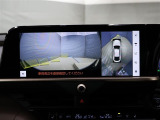 パノラミックビューモニター付きです。車両を上から見たような映像をディスプレイオーディオ画面に表示。運転席からの目視だけでは見にくい、車両周辺の状況をリアルタイムでしっかり確認できます。