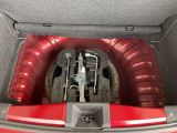 万が一のパンク時には応急タイヤを装備装備。ジャッキとタイヤレンチもあります。