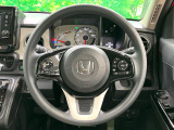 インテリアに合わせたデザインのステアリングは、運転される方のことも考え、運転しやすい形状、大きさです。是非一度、実際に触ってお確かめください。
