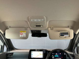 運転席のサンバイザーにはバニティーミラーも付いています。身だしなみチェックには欠かせません。