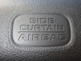 サイドカーテンエアバックシステムは、側面衝突時に大人から子供までさまざまな体格の乗員の頭部や頚部を広範囲で保護。特にセンターピラーへの頭部衝突を防ぐ展開性能を実現しています。