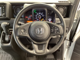 運転にかかわる様々な操作を安全に行えるように視点移動が少なく操作性に配慮されたスイッチ類が凝縮されたコクピットです。