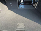 必要充分な広さのカーゴスペースはフラットで荷物が積みやすくなっています。また、分割式(60:20)のリアシートを倒せば、長尺物も楽々積んでいただけます。SUV車の便利さを実感するときですね。