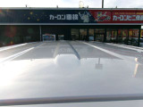 ルーフも綺麗です。空が反射しています。