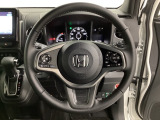 ハンドルにHondaセンシング系のクルーズコントロールやレーンキープアシストなどのスイッチと、オーディオの操作スイッチが装備されています。ハンドルから手を離さず安全に操作できます。