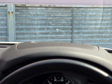 運転視界の遠方上方に虚像を投影することで前を見ながら情報の視認ができます。本当にドライバーが必要な情報を適切に伝え、楽しんで頂くことを考えた新世代装備です。※虚像は2.6m前方に浮かぶイメージです。