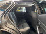 後部座席も気になるようなキズ・汚れやへたり等、大きなダメージはなく、良好な状態です。
