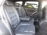 後部座席も広々スペースです。大きな座面でリクライニング無しでもゆったりロングドライブをお楽しみいただけます。