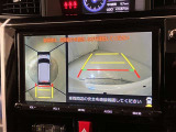 車両前後左右に取り付けた4つのカメラから来る映像を合成して、まるで上から見下ろしたような映像を映し出しております。 死角になりやすい助手席側もこれで安心ですね