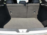 ラゲッジルームには荷物もしっかり積み込めます。大きめのお荷物も後部座席を倒せるのでばっちりです!