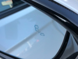 【ブラインドスポットインフォメーション】走行中に、斜め後ろの車を検知すると、ドアミラーのマーク点灯にてお知らせします。
