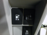普通充電は6KWの高い出力で行うため、満充電まで焼く4.5時間という早さです。また、普通充電はフタを直接押し、急速充電は車内のボタンを操作して開け、あとは充電コネクターを差すだけで充電開始します。