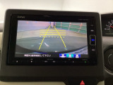 バックモニター付きで、車庫入れやバック時の後方確認をサポート。