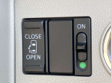助手席側スライドドアはオート機能付き。運転席からも開閉可能です。