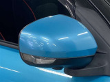 視認性の良いターンランプ付きドアミラー。 周りからどっちに曲がるか判りやすくなって安全性が向上しますね。