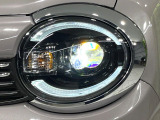 【LEDヘッドライト】悪天候や夜間走行時も良好な視界を確保し安心して運転できる高輝度LEDヘッドライトを装備!点灯速度が早く、消費電力も抑えられています。