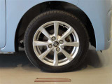 純正のアルミホイール装着車です。タイヤサイズは155/65R14です。