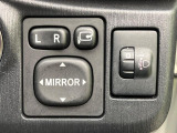 【電動格納ミラー】サイドミラーは電動格納式となっており、狭い駐車場でもキズがつくリスクを抑えられます。