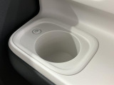 ホットドリンクをちょうど良い温度でキープしてくれる保温機能付きのホッとカップホルダーです。