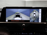 パノラミックビューモニター付きです。車両を上から見たような映像をディスプレイオーディオ画面に表示。運転席からの目視だけでは見にくい、車両周辺の状況をリアルタイムでしっかり確認できます。