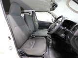 ゆったり室内で運転もしやすいです♪使い勝手の良い配置も考えられています!!