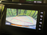【バックカメラ】駐車時に後方がリアルタイム映像で確認できます。大型商業施設や立体駐車場での駐車時や、夜間のバック時に大活躍!運転スキルに関わらず、今や必須となった装備のひとつです!