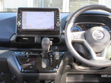 すっきりした運転席周りにはナビやエアコンの操作パネルを設置しておりますので、お一人での運転でもご安心できます。