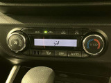 「AUTO」スイッチで車内の温度を一定に保ってくれるオートエアコン。快適装備の代名詞。もちろんマニュアル操作も可能ですよ。