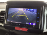 リバースギアに入れるだけで後方の表示へ切り替わります。夜間や雨の日の駐車も楽になりますよ。
